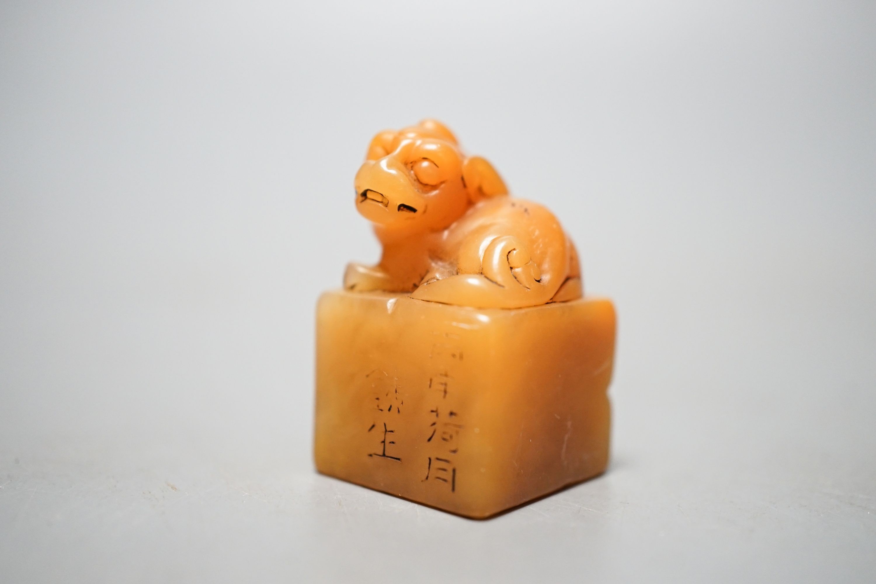 A Chinese Shoushan stone seal, early 20th century, lion-dog finial 3cm